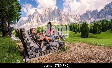 Ein paar Männer und Frauen auf der Geisleralm Rifugio Geisler Dolomiten Italien, Wandern in den Bergen des Val Di Funes in den italienischen Dolomiten Adolf Munkel Trail im Naturpark Puez Geisler Stockfoto