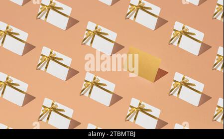 Isometrisches Muster von Kreditkarten, Geschenkkarten, Bonuskarten. Verbraucherkonzept auf rotem Hintergrund. Geschenke zu Weihnachten, Valentinstag und Geburtstag Stockfoto