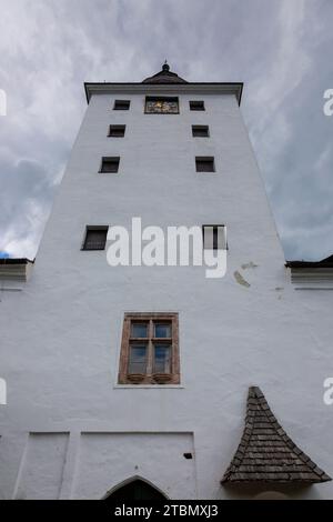 Gmunden, Österreich - 17. Juni 2023: Schlossturm Orth in Gmunden, Österreich Stockfoto
