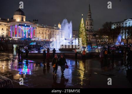 London, Großbritannien. Dezember 2023. Der Brunnen ist vom Weihnachtsbaum am Trafalgar Square in London zu sehen. Seit 1947 schenkt das norwegische Volk den Londoner Bürgern einen Weihnachtsbaum, um ihre Dankbarkeit für die Unterstützung Großbritanniens für Norwegen während des Zweiten Weltkriegs zu bekunden Quelle: SOPA Images Limited/Alamy Live News Stockfoto