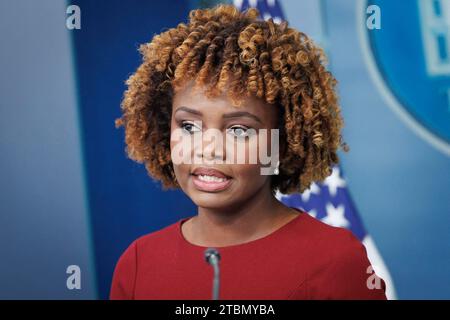 Washington, Usa. Dezember 2023. Karine Jean-Pierre, Pressesprecherin des Weißen Hauses, spricht am Donnerstag, den 7. Dezember, während einer Pressekonferenz im James S. Brady Press Briefing Room im Weißen Haus in Washington, DC, USA. 2023. die Regierung von Präsident Biden sagt, sie habe die Befugnis, bestimmte Patente von Medikamenten zu beschlagnahmen und sie an andere Hersteller zu lizenzieren, um die Preise zu senken, was darauf abzielt, die Amerikaner zu ansprechen, die mit hohen Gesundheitskosten zu kämpfen haben. Foto: Ting Shen/Pool/ABACAPRESS.COM Credit: Abaca Press/Alamy Live News Stockfoto