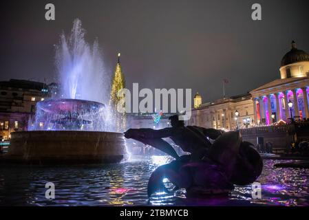 London, Großbritannien. Dezember 2023. Der Brunnen befindet sich am Weihnachtsbaum am Trafalgar Square in London. Seit 1947 schenkt das norwegische Volk den Londoner Bürgern einen Weihnachtsbaum, um ihre Dankbarkeit für die Unterstützung Großbritanniens für Norwegen während des Zweiten Weltkriegs zu bekunden (Foto: Krisztian Elek/SOPA Images/SIPA USA) Credit: SIPA USA/Alamy Live News Stockfoto