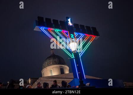 London, Großbritannien. Dezember 2023. Hanukkah Menora oder Hanukkiah steht vor der National Gallery in London. Hanukkah ist ein jüdisches Festival. Es dauert acht Tage ab dem 25. Tag von Kislev (im Dezember) und feiert die Wiederweihung des Tempels im Jahr 165 v. Chr. durch die Makkabäer nach seiner Entweihung durch die Syrer. Sie ist gekennzeichnet durch die Hanukkah Menorah. (Foto: Krisztian Elek/SOPA Images/SIPA USA) Credit: SIPA USA/Alamy Live News Stockfoto