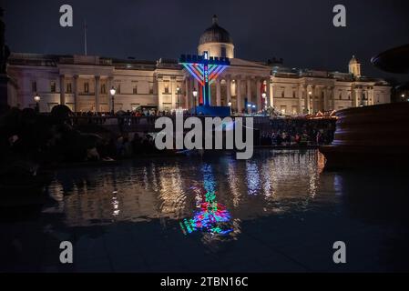 London, Großbritannien. Dezember 2023. Hanukkah Menora oder Hanukkiah steht vor der National Gallery in London. Hanukkah ist ein jüdisches Festival. Es dauert acht Tage ab dem 25. Tag von Kislev (im Dezember) und feiert die Wiederweihung des Tempels im Jahr 165 v. Chr. durch die Makkabäer nach seiner Entweihung durch die Syrer. Sie ist gekennzeichnet durch die Hanukkah Menorah. Quelle: SOPA Images Limited/Alamy Live News Stockfoto