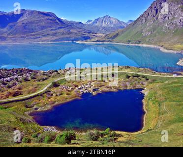 FRANKREICH. SAVOIE (73) MAURIENNE, COL DU MONT-CENIS. NATÜRLICHER UND KÜNSTLICHER SEE Stockfoto