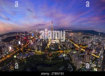 Drohnenflug über das zentrale Geschäftsviertel der Stadt Shenzhen, Luftpanorama China bei Nacht. Stockfoto