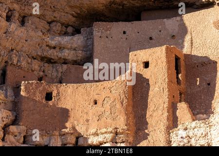 Montezuma Castle National Monument Cliff Rock Behausungen Aus Nächster Nähe. Historisches, indigenes Sinagua-Volk Habitat Camp Verde Arizona Südwesten der USA Stockfoto