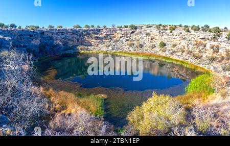 Montezuma Well Well Wide Panorama Landschaft, ein natürliches Kalkstein Sinkhole. Montezuma Castle National Monument Arizona Südwesten der USA, Blick auf die sonnige Skyline Stockfoto