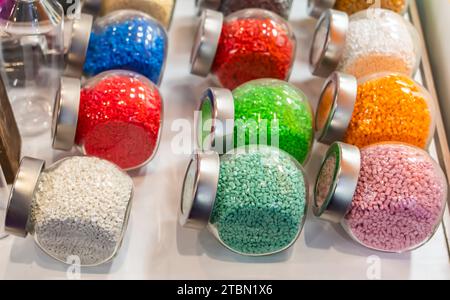 Farbiges Polymergranulat in Glas Stockfoto