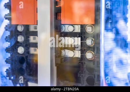 Lithium-Akkupack für Elektrofahrzeuge und Kabelverbindungen zwischen Zellen im Hintergrund. Stockfoto