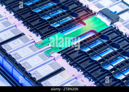 Lithium-Akkupack für Elektrofahrzeuge und Kabelverbindungen zwischen Zellen im Hintergrund. Stockfoto