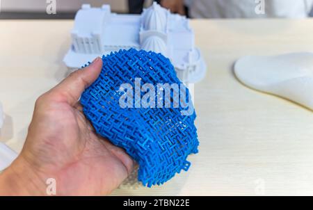 Person, die ein Modell in der Hand hält, das auf einem 3D-Drucker aus Polyamidpulver mit neuer Technologie gedruckt wurde Stockfoto