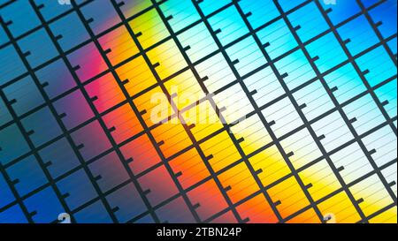 Silizium-Wafer mit Mikrochips, die in der Elektronik für die Herstellung von integrierten Schaltungen verwendet werden Stockfoto