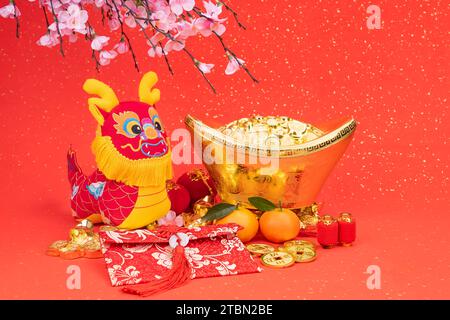 Tradition Chinesische Stoffpuppe Drache, 2024 ist das Jahr des Drachen, chinesische goldene Zeichen goldene Münze Übersetzung: Viel Glück für Geld Stockfoto