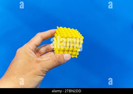 Hand mit Objekt auf 3D-Drucker Nahaufnahme gedruckt. Stockfoto