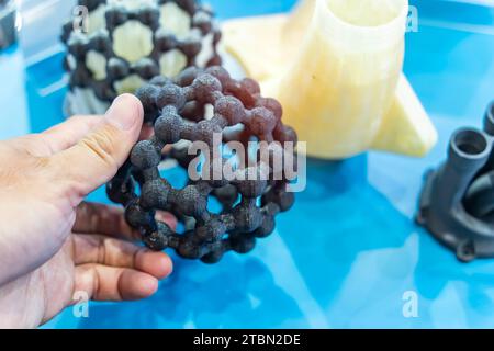Hand mit Objekt auf 3D-Drucker Nahaufnahme gedruckt. Stockfoto