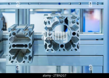 Querschnitte von extrudierten Aluminium oder Aluminium-Kanäle für den Einsatz in Produktion und Fertigung Stockfoto