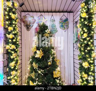 Weihnachtsbaum mit Dektoration, Weihnachtskonzept. Stockfoto