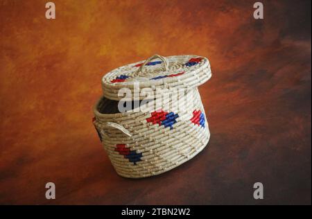 Handgefertigter Aufbewahrungskorb Mit Auffälligen Motiven Stockfoto