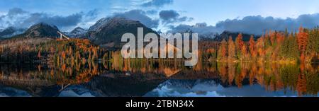 Strbske See, Slowakei - Panoramablick auf den atemberaubenden Strbske See (Štrbské Pleso) an einem sonnigen Herbstnachmittag mit hoher Tatra und Tatra Tow Stockfoto