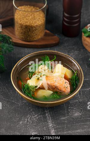 Schüssel mit appetitlicher Lachssuppe Stockfoto