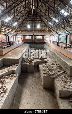 Ban Chiang Nationalmuseum, Ausgrabungsstätte, im Wat Pho Si Nai, Ban Chiang, Udon Thani, Isan, Thailand, Südostasien, Asien Stockfoto