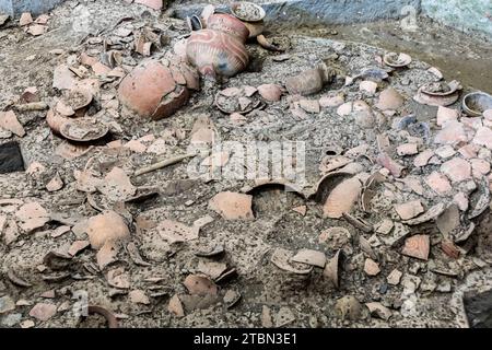 Ban Chiang Nationalmuseum, Grabskelett und Töpfereien, Ausgrabungsstätte in Wat Pho Si Nai, Ban Chiang, Udon Thani, Thailand, Südostasien, Asien Stockfoto