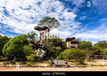 PHA Taem Nationalpark, erodierte Pilzfelsen „Sao Chaliang“, Felsmalerei, Ubon Ratchathani, Isan, Thailand, Südostasien, Asien Stockfoto