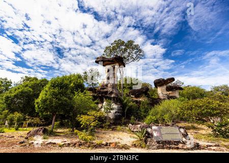 PHA Taem Nationalpark, erodierte Pilzfelsen „Sao Chaliang“, Felsmalerei, Ubon Ratchathani, Isan, Thailand, Südostasien, Asien Stockfoto