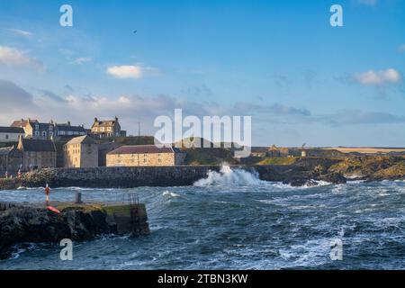 Raue See rund um den Hafen von Portsoy im november. Aberdeenshire, Schottland Stockfoto