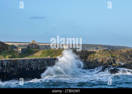 Im november stürzten Wellen gegen die Hafenmauer von Portsoy. Aberdeenshire, Schottland Stockfoto