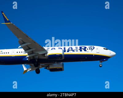 Flugzeug von der Ryan Air im Landeanflug. Blauer Himmel. Nahaufnahme. November 2023. Arrecife, Kanarische Insel, Spanien Stockfoto