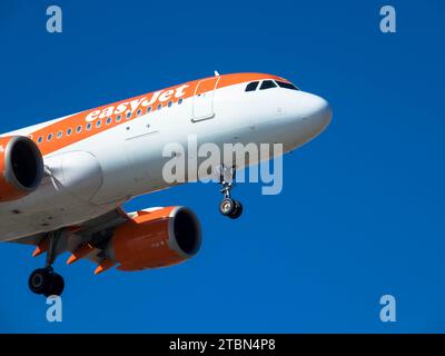 Flugzeug aus dem easyjet Air bei Anflug zur Landung. Blauer Himmel. Nahaufnahme. November 2023. Arrecife, Kanarische Insel, Spanien Stockfoto