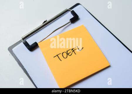 Konzept von TOEFL - Test von Englisch als Fremdsprache Schreiben auf Haftnotizen isoliert auf weißem Hintergrund. Stockfoto