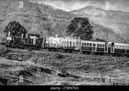 04 25 2018 Vintage Schwarz-weiß Foto von Matheran Spielzeugzug, Hill Railway, Schmalspurbahn Heritage Railway, Neral, Maharashtra, Indien, Asien Stockfoto