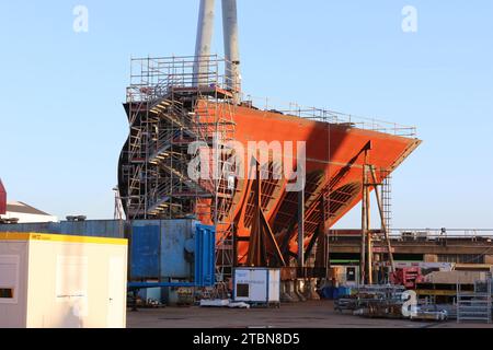 Kreuzfahrtschiff-Tunnelstrahlruder, vorgefertigter Rumpfblock, Schiffsbau in der St. Nazaire Chantiers de l'Atlantique Werft, Schiffbauprozess Stockfoto