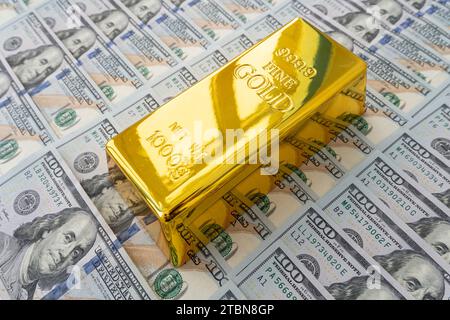 Kostbares glänzendes Goldbarren auf Dollarscheinen. Die Goldreserve der Vereinigten Staaten von Amerika Stockfoto