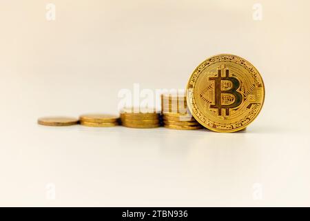 Halbieren von Bitcoin in Kryptowährung mit Liniendiagramm auf weißem Bildschirm. Das Konzept des Gewinnwachstums aus dem Bitcoin-Handel. Bitcoin-Münze auf einem Weißen Stockfoto