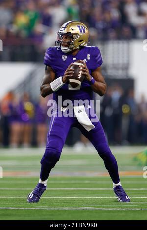 Washington Huskies Quarterback Michael Penix Jr. (9) sucht während des Pac-12 Meisterschaftsspiels gegen die Oregon Ducks am Freitag, Stockfoto