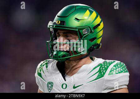 Der Oregon Ducks Quarterback Bo Nix (10) reagiert während des Pac-12 Championship-Spiels gegen die Washington Huskies am Freitag, den 1. Dezember 2023, in Allegiant Stockfoto