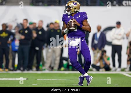 Washington Huskies Quarterback Michael Penix Jr. (9) sucht während des Pac-12 Meisterschaftsspiels gegen die Oregon Ducks am Freitag, Stockfoto