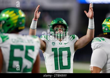 Der Oregon Ducks Quarterback Bo Nix (10) reagiert während des Pac-12 Championship-Spiels gegen die Washington Huskies am Freitag, den 1. Dezember 2023, in Allegiant Stockfoto