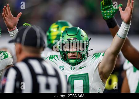 Der Oregon Ducks Quarterback Bo Nix (10) feiert während des Pac-12 Championship-Spiels gegen die Washington Huskies am Freitag, den 1. Dezember 2023 in Alleg Stockfoto