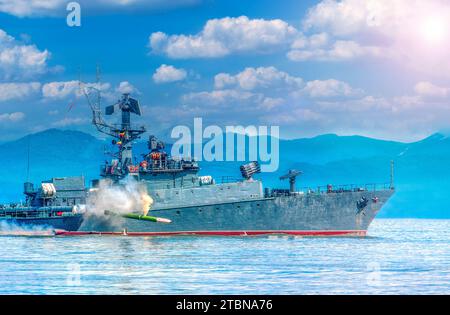 Das russische Kriegsschiff, das entlang der Küste des Pazifischen Ozeans auf der Halbinsel Kamtschatka fährt Stockfoto