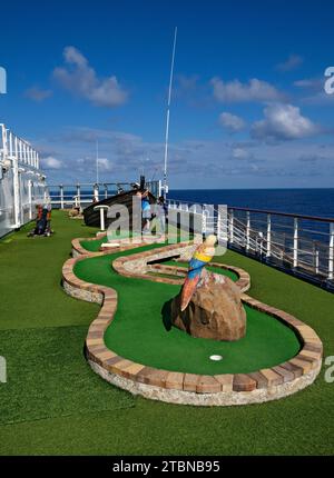 South Pacific Cruise / Kreuzfahrtpassagiere spielen Minigolf auf dem Deck des Carnival Pracht. Stockfoto