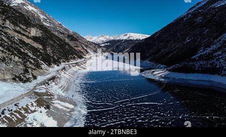 Der Lago di Livigno oder Lago del Gallo ist ein Stausee im Livigno-Tal. Der Staudamm befindet sich überwiegend in Italien, während der Staudamm Punt dal Gall kreuzt. Stockfoto