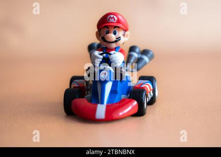 Lemberg, Ukraine - 7. Dezember 2023: Super Mario in einem Kart - Rennspielzeug Stockfoto