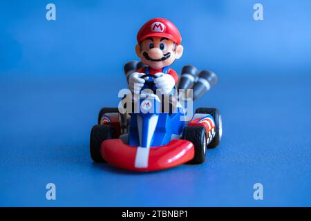 Lemberg, Ukraine - 7. Dezember 2023: Super Mario in einem Kart - Rennspielzeug Stockfoto