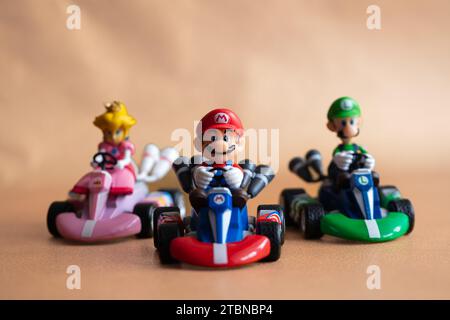 Lemberg, Ukraine - 7. Dezember 2023: Super Mario, Luigi und Prinzessin in Karts - Rennspielzeug Stockfoto