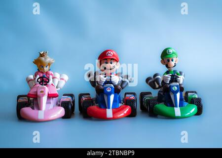 Lemberg, Ukraine - 7. Dezember 2023: Super Mario, Luigi und Prinzessin in Karts - Rennspielzeug Stockfoto